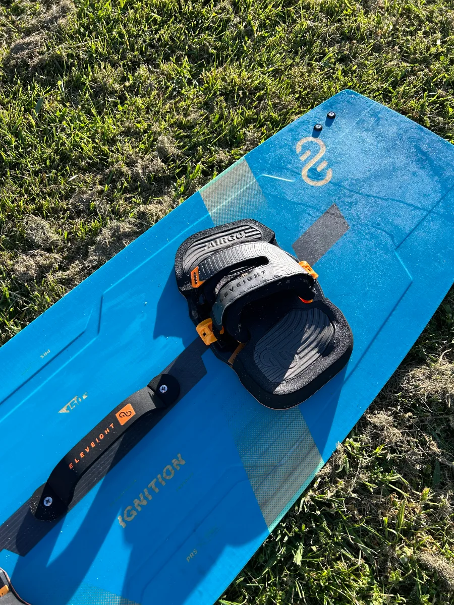 Eleveight Ignition V5 twintip + bag - Like new ! — used Kitesurf gear on SwellCave