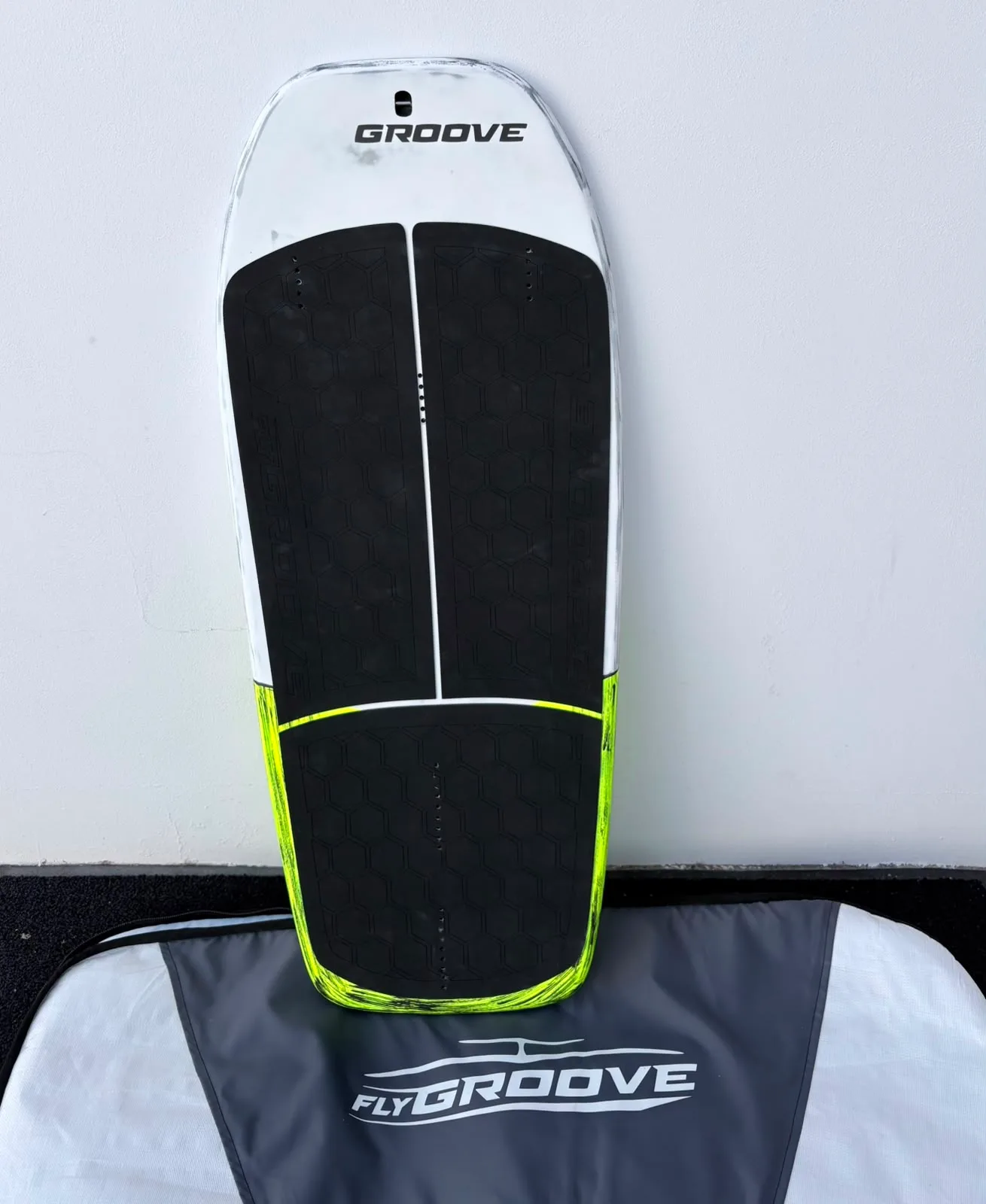 Tavola Skate Carbon Foil Board FlyGroove Nuova M — used Kitesurf gear on SwellCave