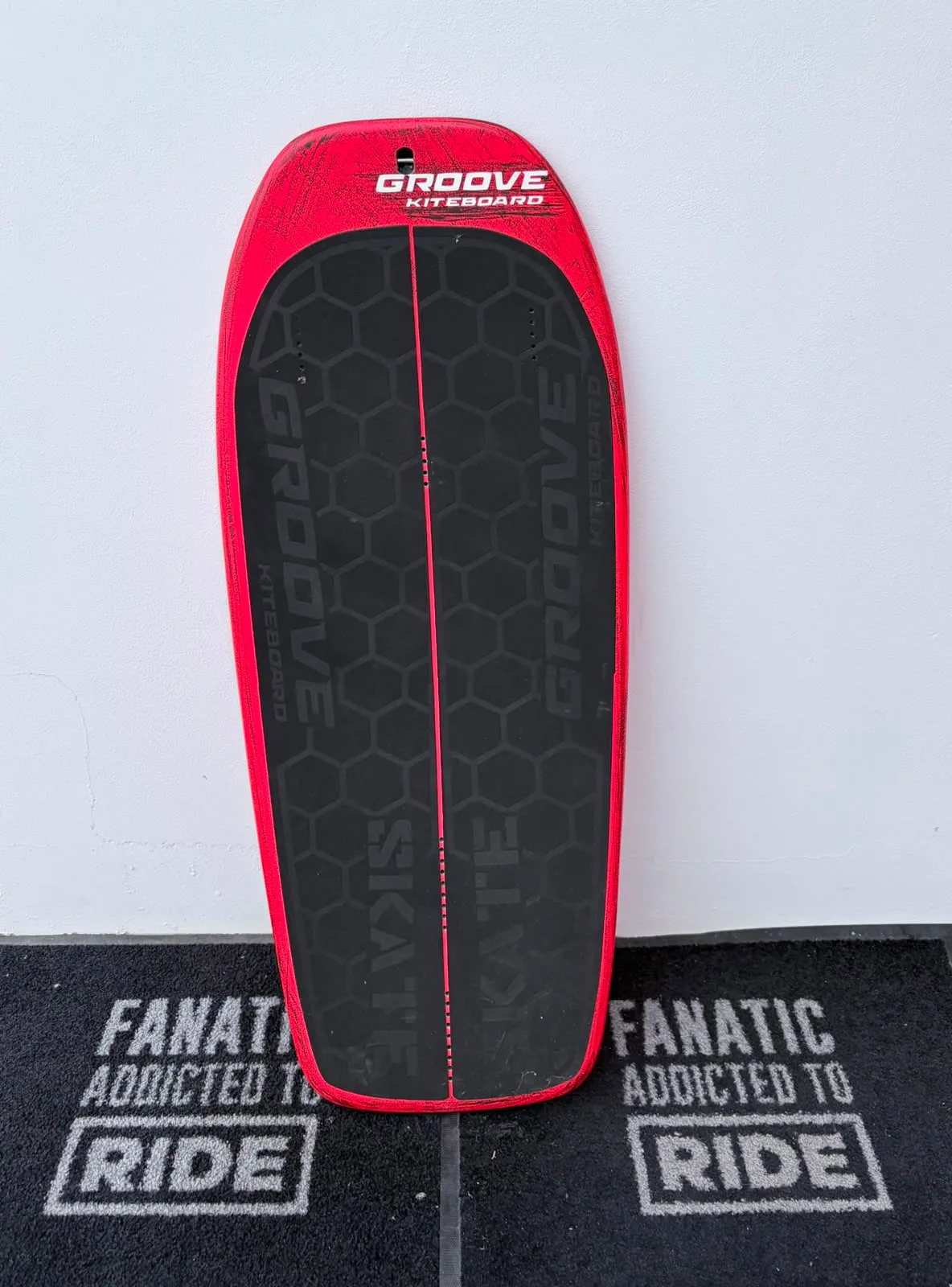 Tavola Groove Skate CARBON FOIL BOARD Nuova S — used Kitesurf gear on SwellCave